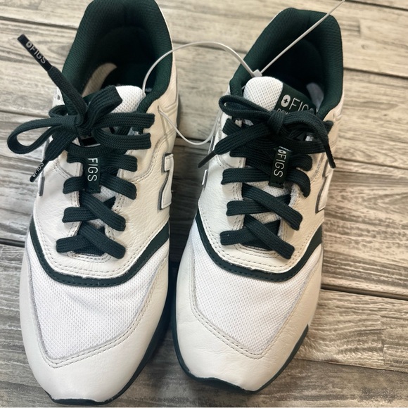 Size 8.5 - brand New new balance figs 977H Green & White Mens - Picture 2 of 7